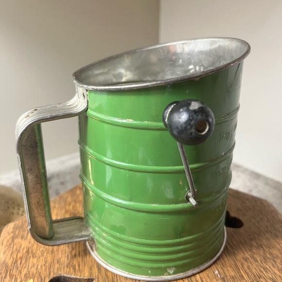 Vintage Flower Sifter Farmhouse decor Bromwell’s Green Embossed flower Sifter - Picture 3 of 5